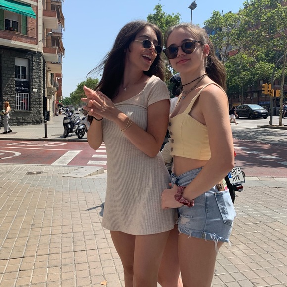 Meet your Posher, Elle and Liv - Picture 1 of 2